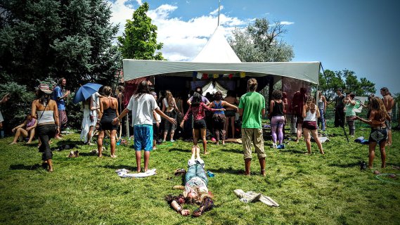 Bild Festival. Menschen vor einem Zelt. 60er Jahre
