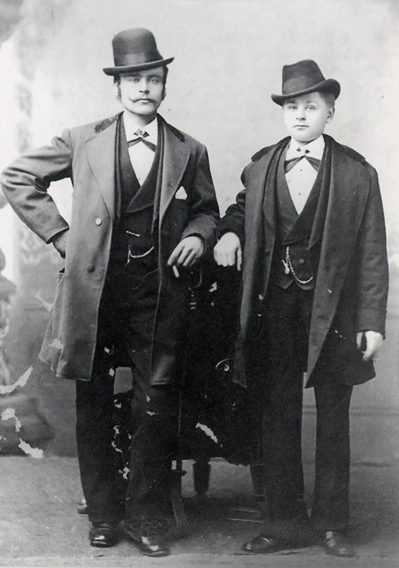 Ludwig Nissen mit seinem großen Bruder
