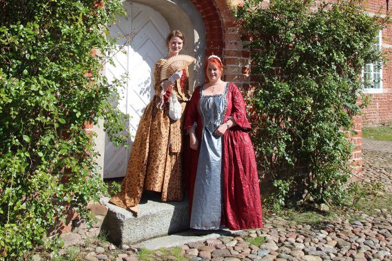 Die Barockdamen Bettina Görke (re.) und Tanja Hörmann.